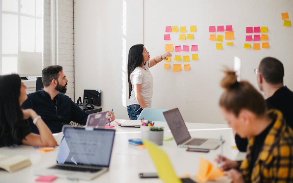 Team commerciale durante una sessione di formazione